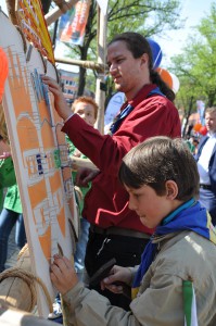 Samen met Explorers begeleider Dennis spijkergraffiti maken