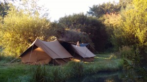 Bij de ochtendgloren de dauw die van de tenten afkomt